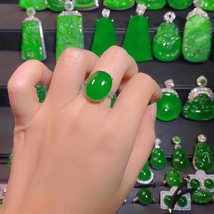 翡翠18K金镶嵌戒指是