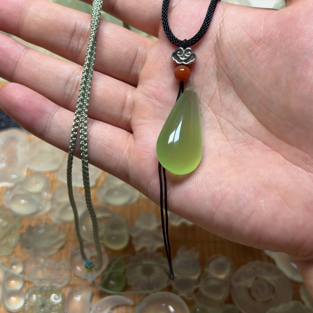 小****岫玉未镶嵌颈饰吊坠