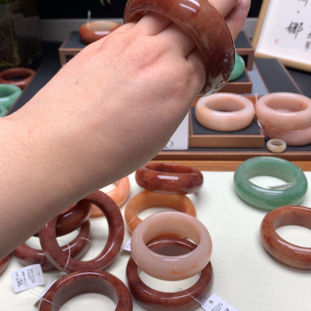 如***意石英质玉（非洲翠）未镶嵌舍