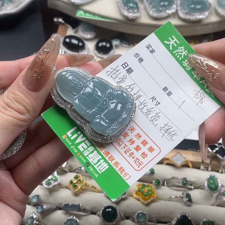 翡翠颈饰未镶嵌翡翠