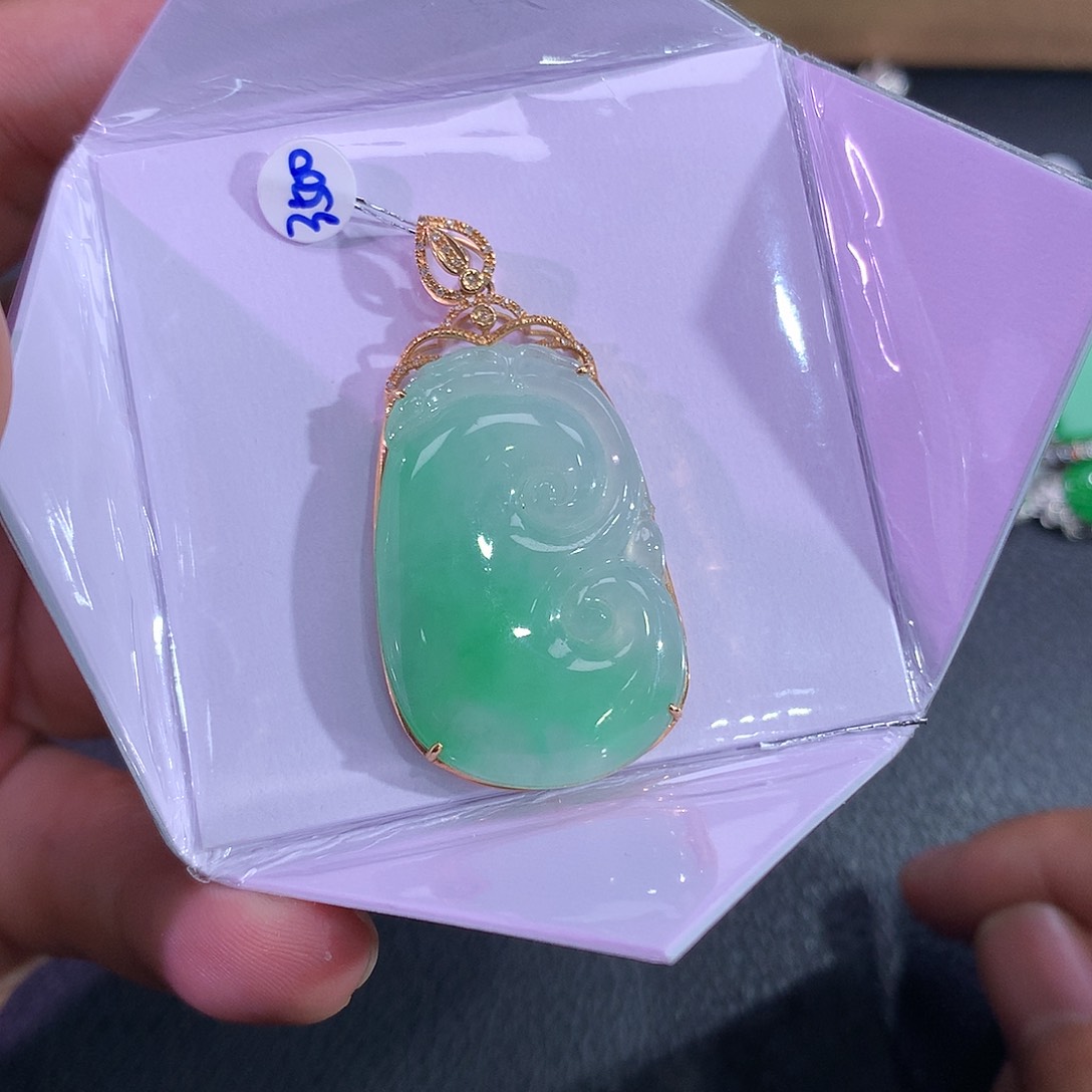翡翠吊坠(赠链)18K金镶嵌