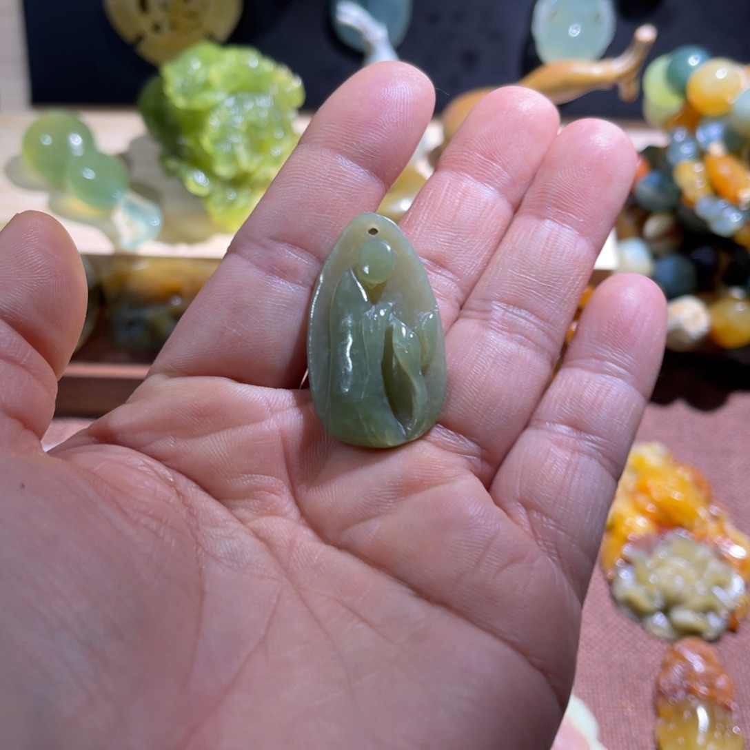 蛇纹石玉未镶嵌颈饰