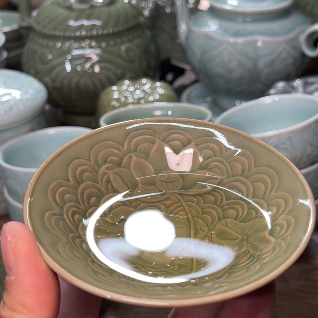 微瑕浮雕荷花斗笠一只