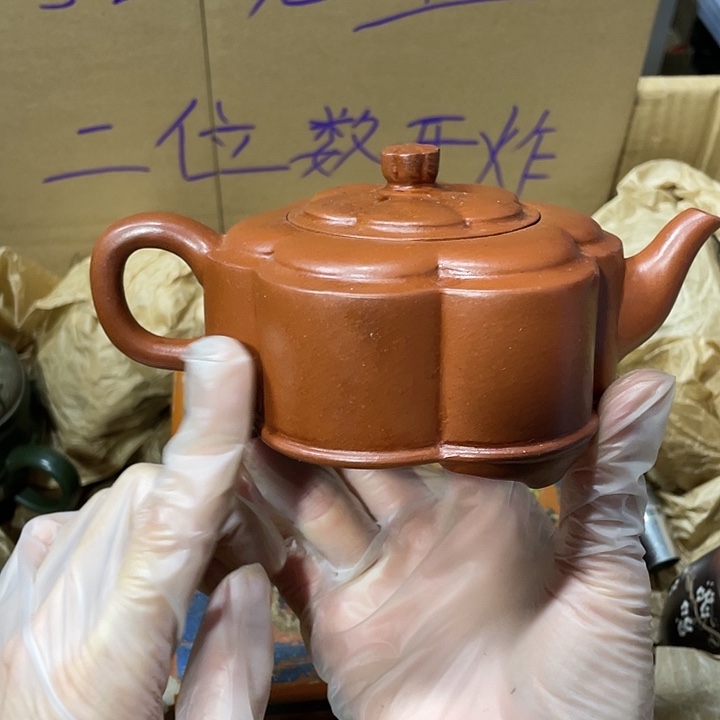 紫砂茶壶原矿泥料，手工制作的一把紫砂壶。