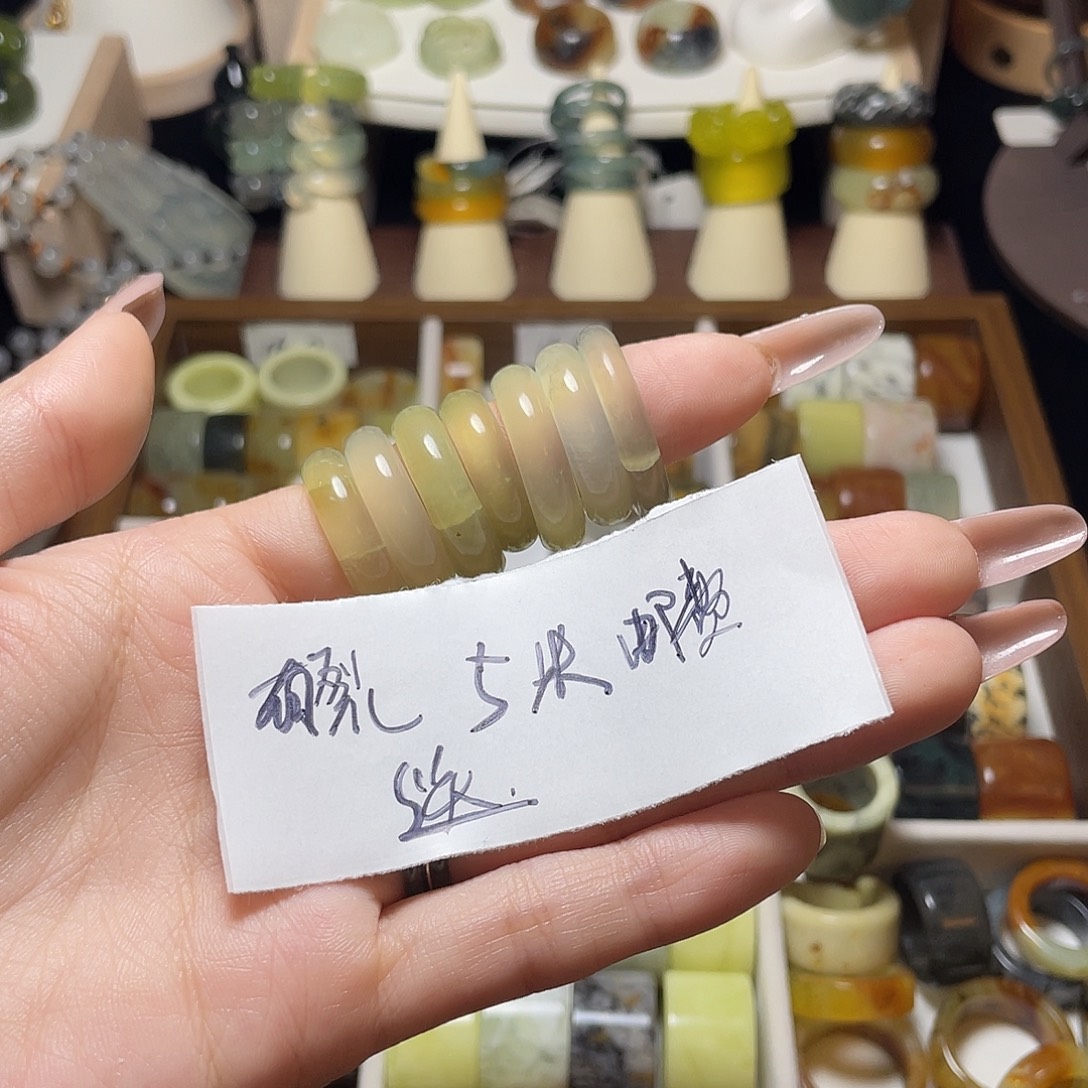 蛇纹石玉未镶嵌戒指有裂的  不退不换