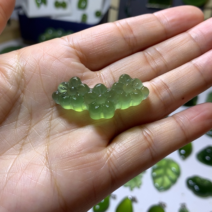 岫玉未镶嵌颈饰吊坠