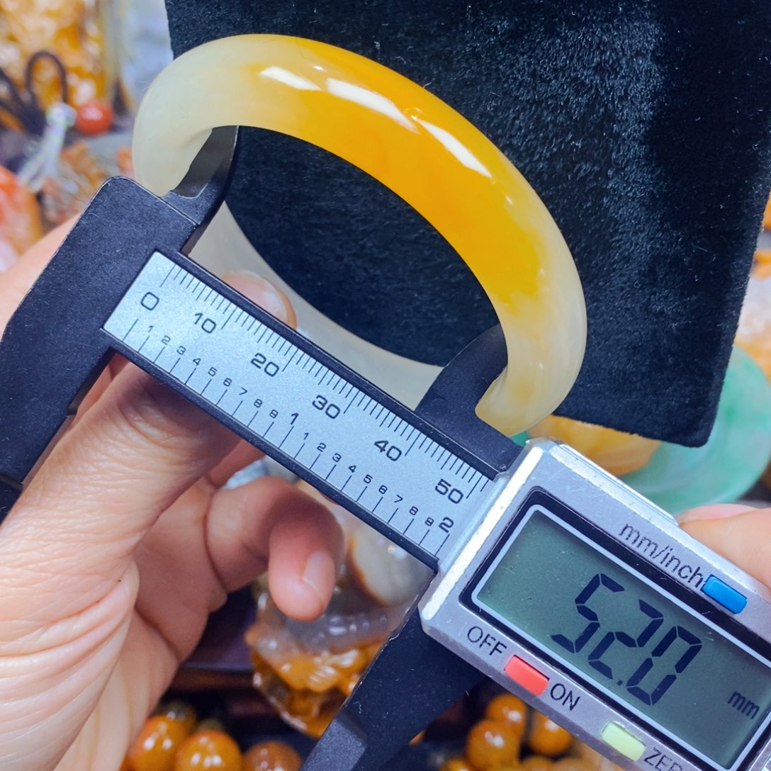 未镶嵌石英质玉（黄龙玉）颈饰