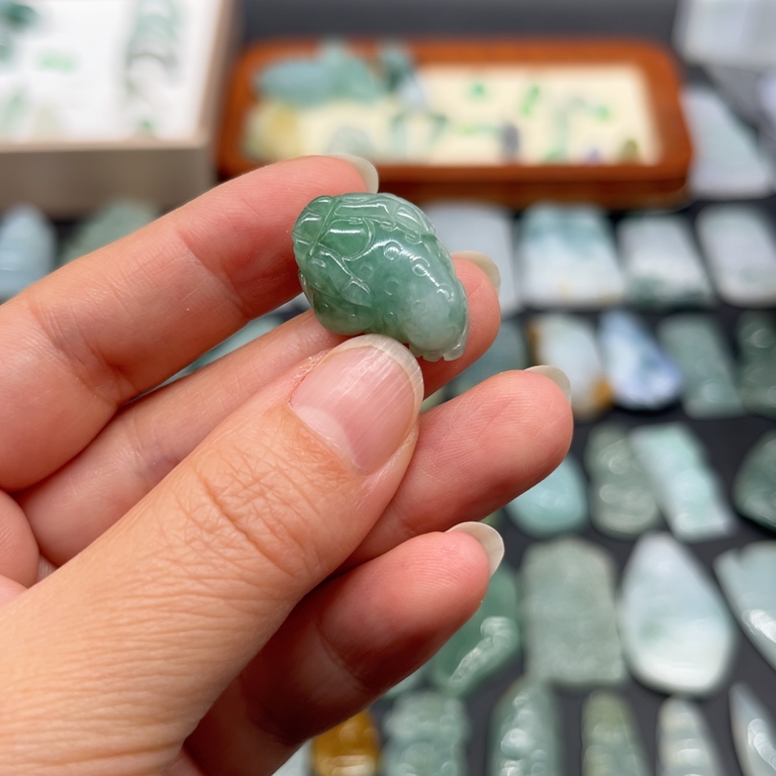 翡翠未镶嵌颈饰金蟾