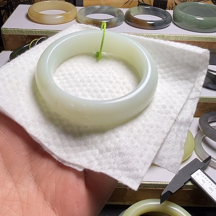 和田玉手镯未镶嵌再*?新疆且末白51.7