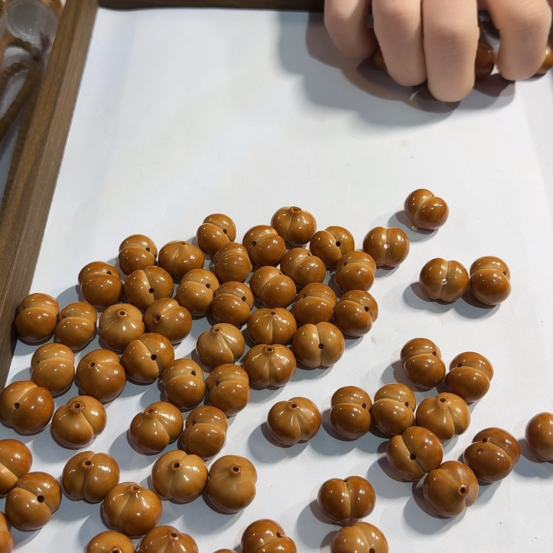 荳***艼吊坠猴头核桃屁桃 莎莎