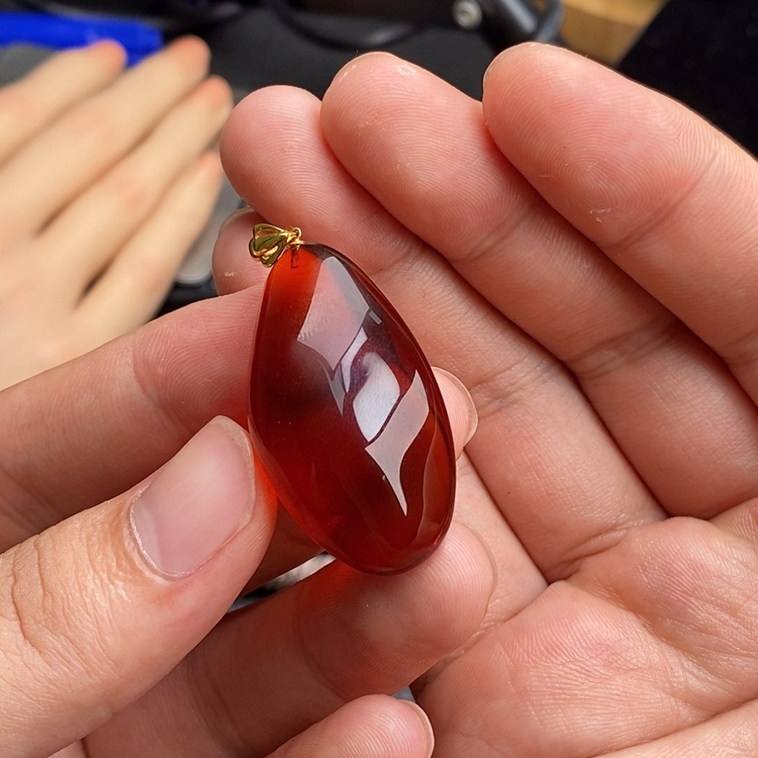 血珀颈饰未镶嵌随行