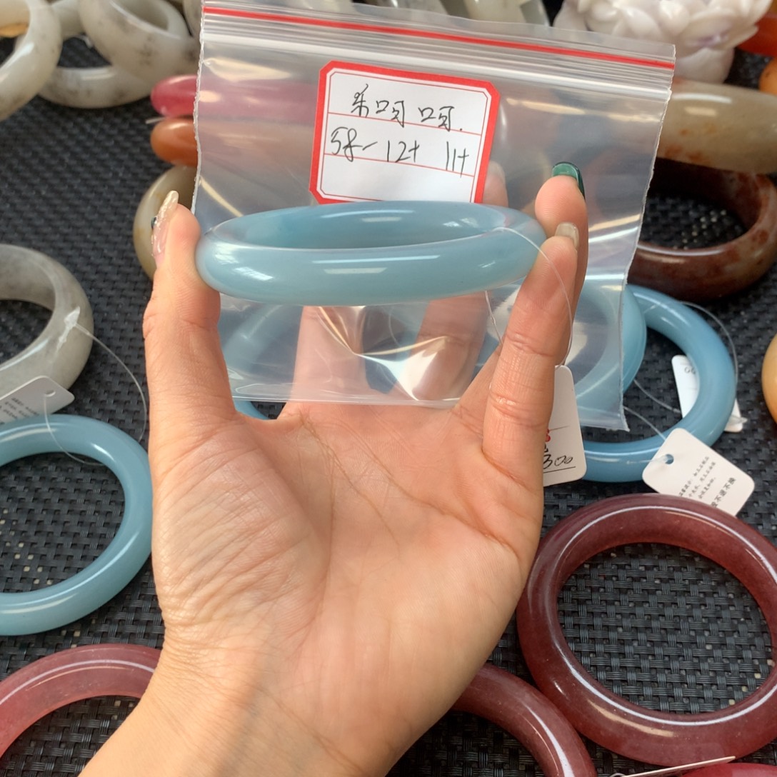 乐***呵石英岩玉未镶嵌手镯