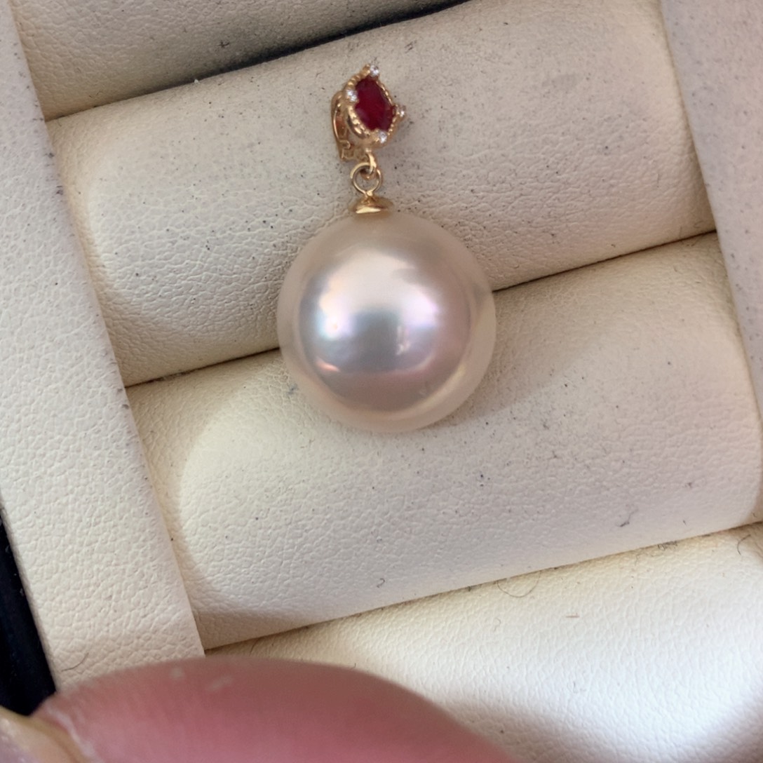 拼合珍珠（马贝珠）颈饰18K金镶嵌