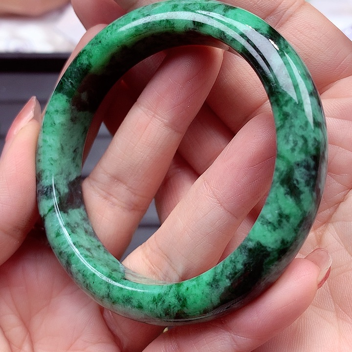 翡翠手镯未镶嵌翡翠