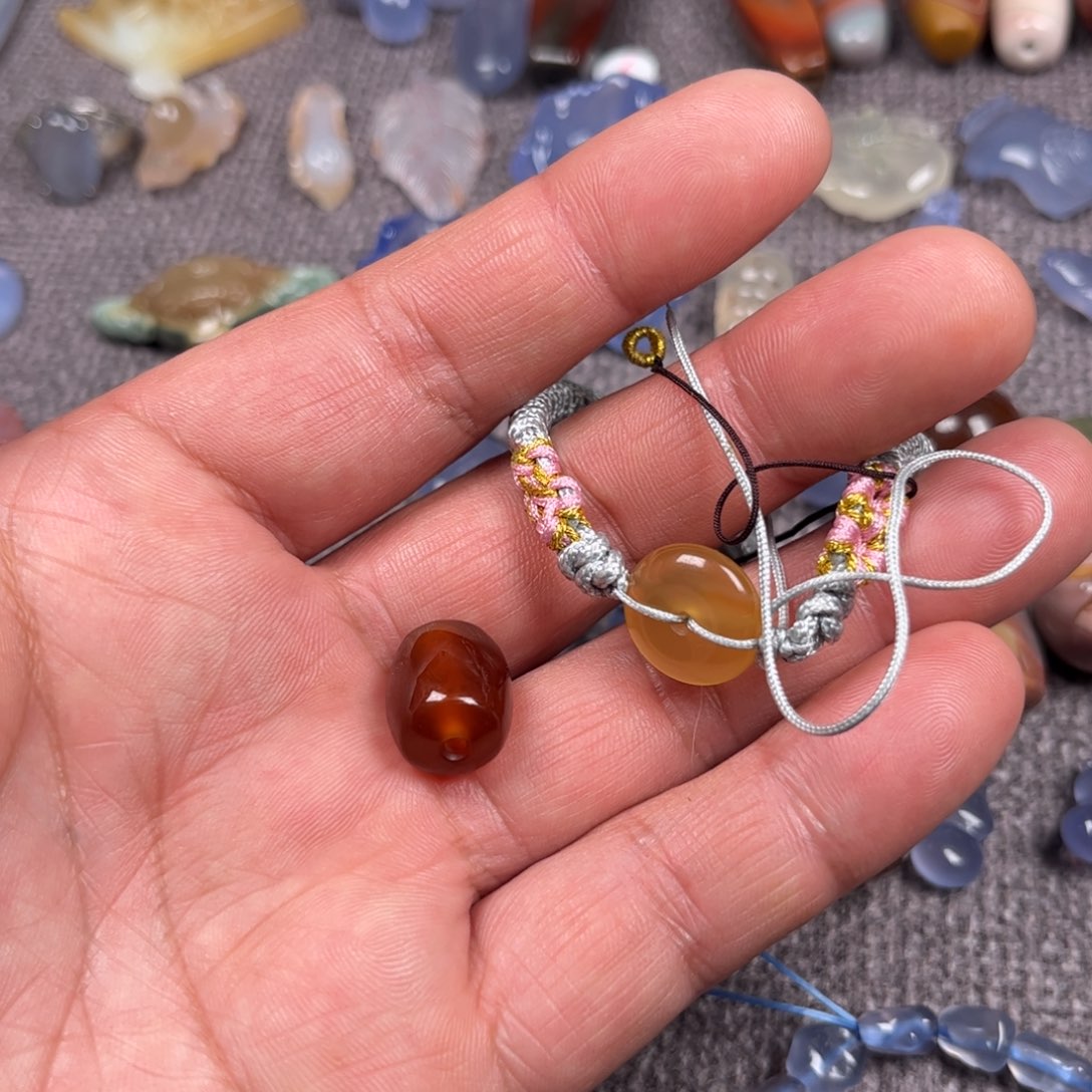 玛瑙/玉髓未镶嵌颈饰平安扣桶珠拍三发二