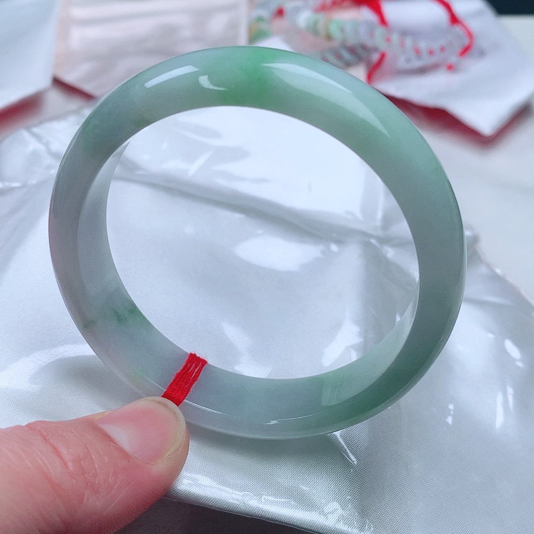 翡翠手镯未镶嵌。。