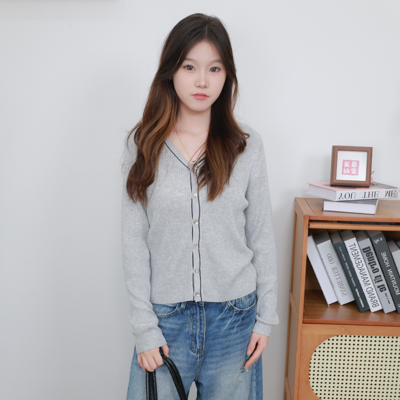 韩版学院风气质设计感纯色V领针织女款早秋新款开衫百搭休闲上衣