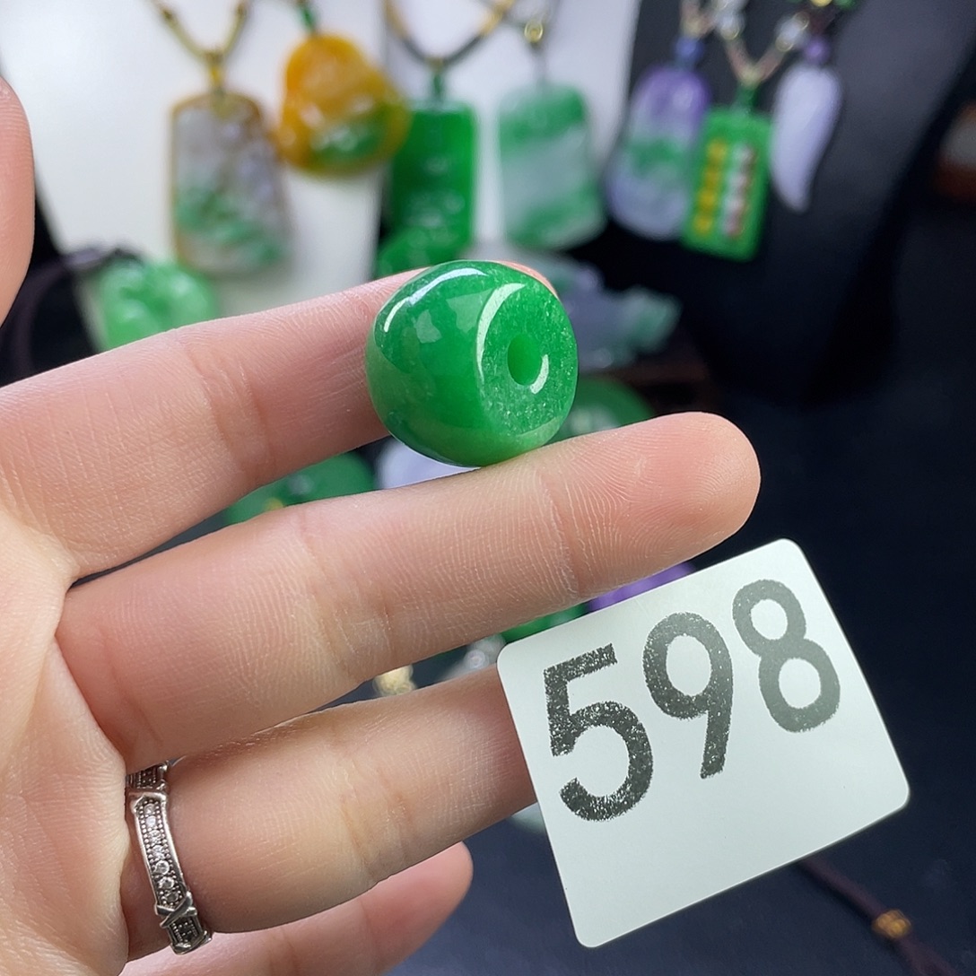 翡翠未镶嵌吊坠(赠链)