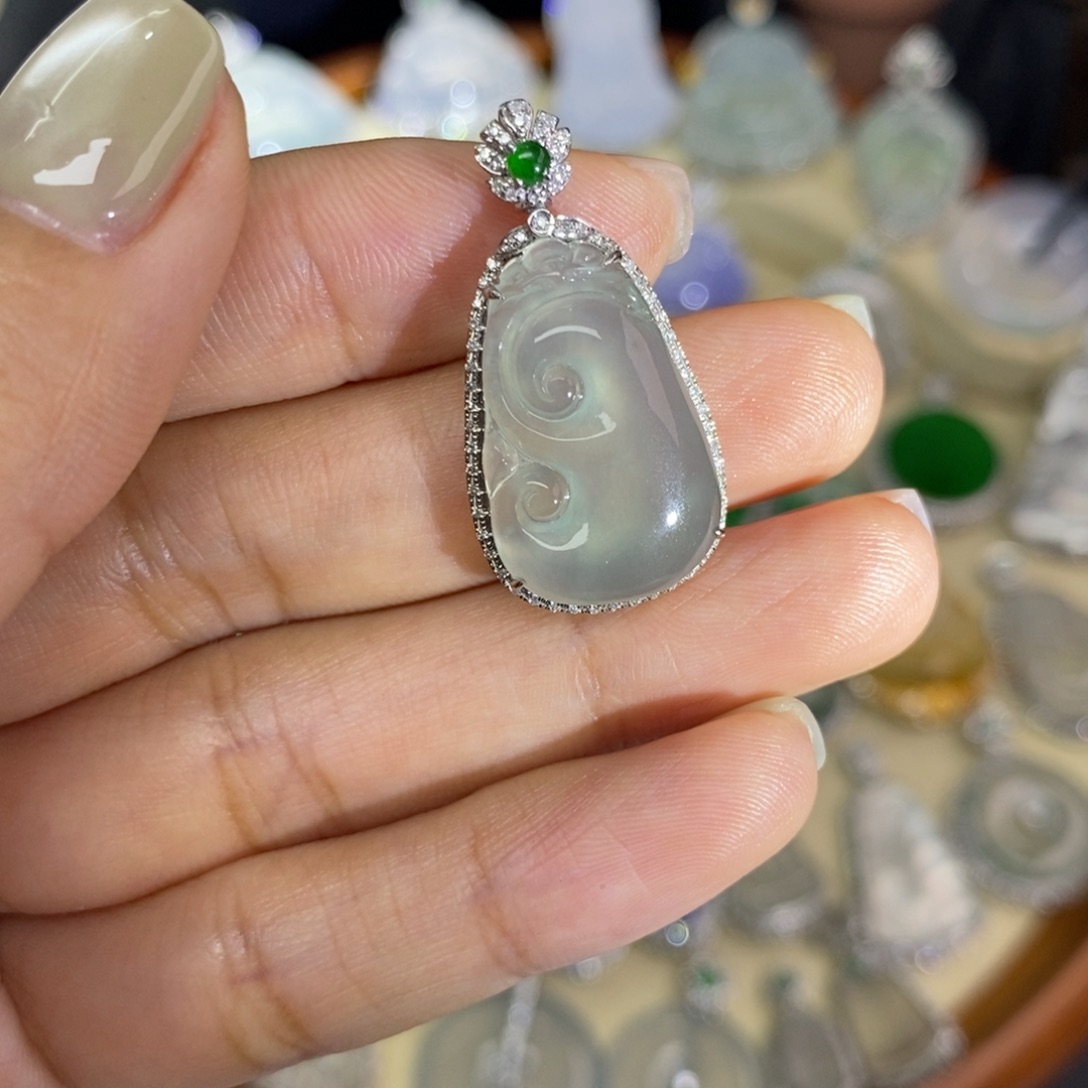 翡翠颈饰18K金镶嵌A货翡翠