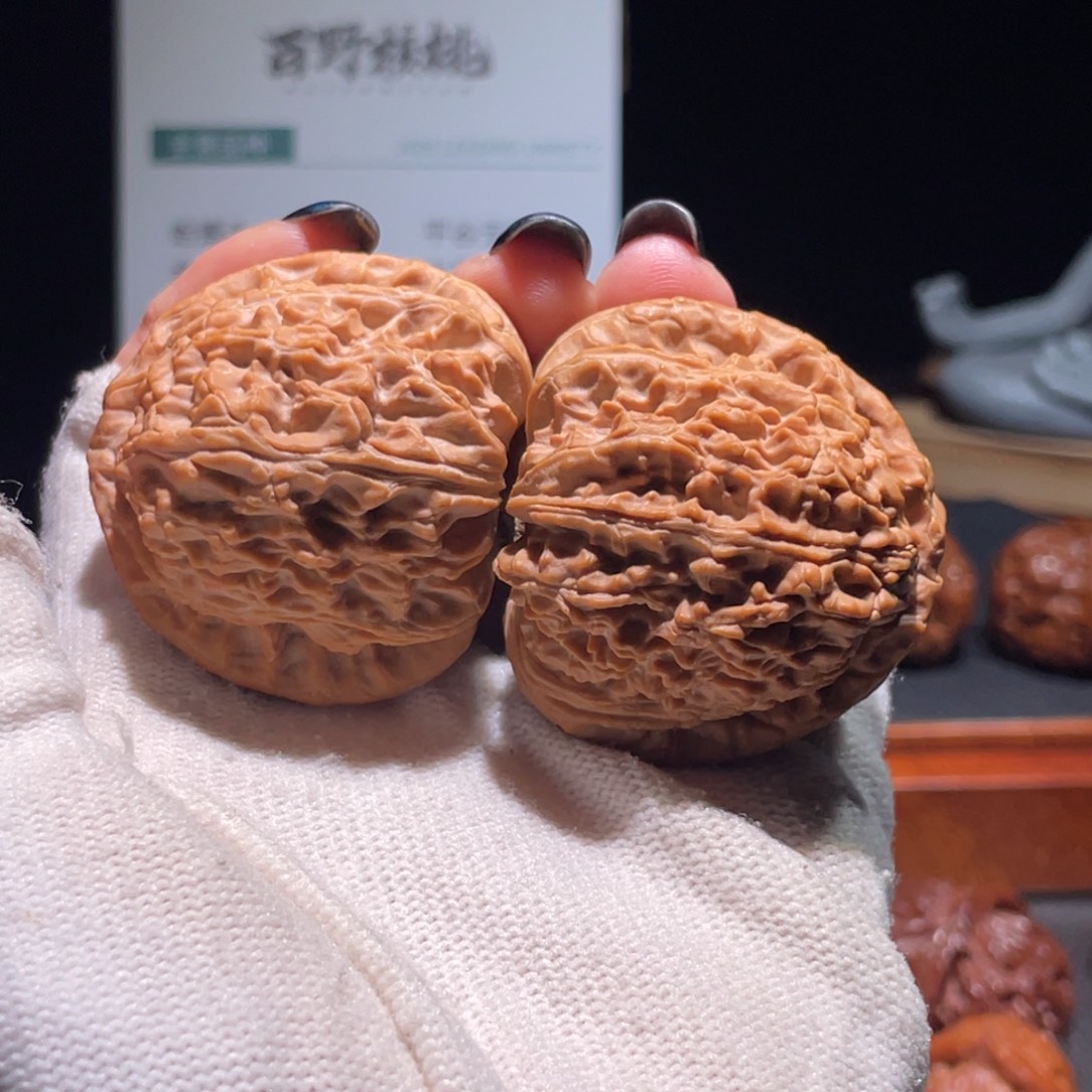 L***o文玩核桃吊坠41.39三角白2705