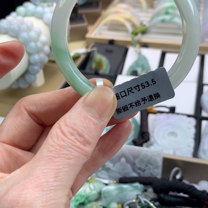 翡翠手镯未镶嵌吊坠