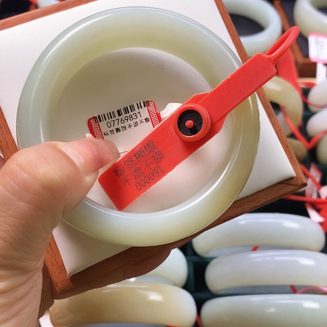 柳****和田玉未镶嵌手镯