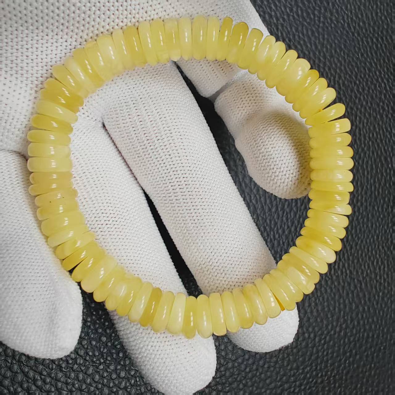 尺寸9mm左右蜜蜡药片单圈一条《小鱼文玩》1015号