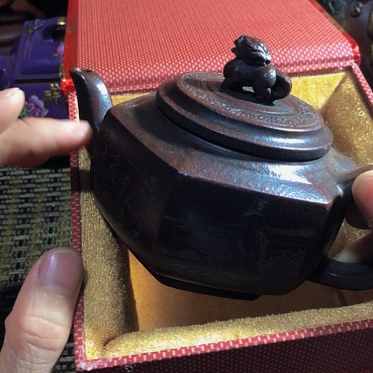 紫砂茶壶原矿泥料手工制作的紫砂壶。