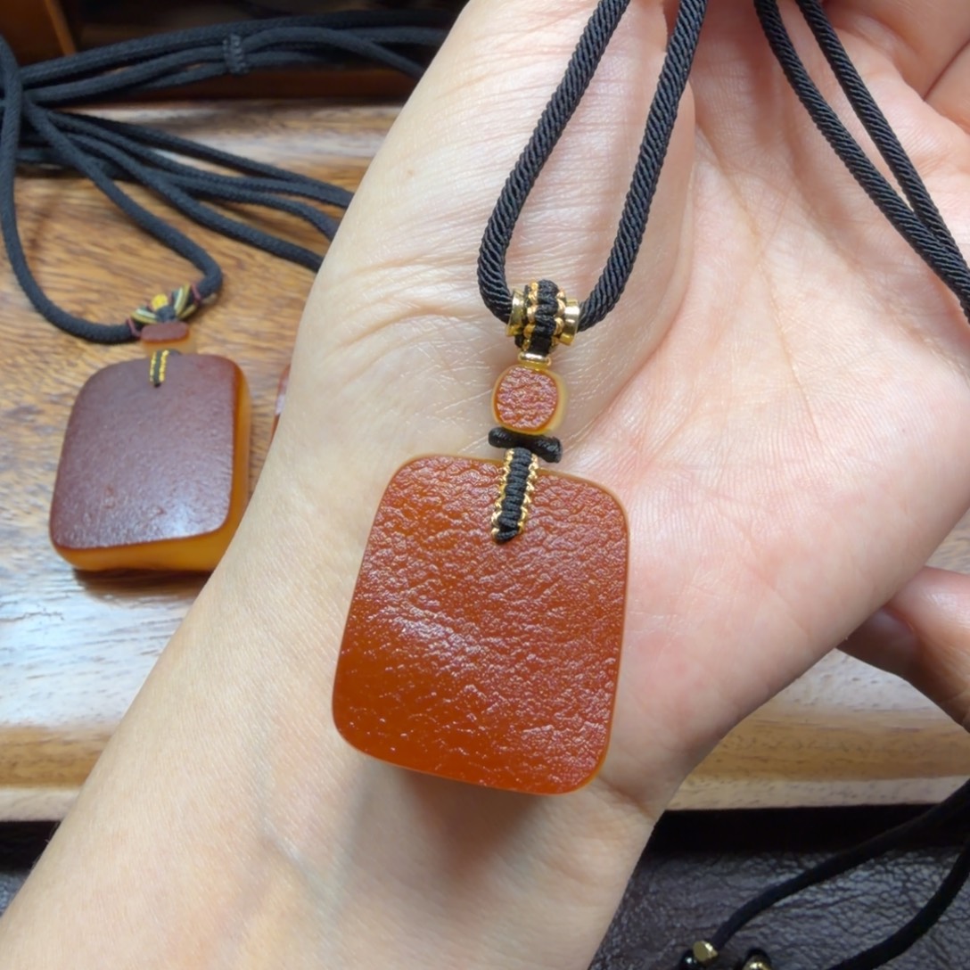 琥珀未镶嵌吊坠(赠链)