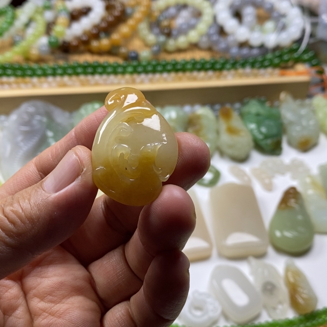 颈饰未镶嵌和田玉（糖玉）