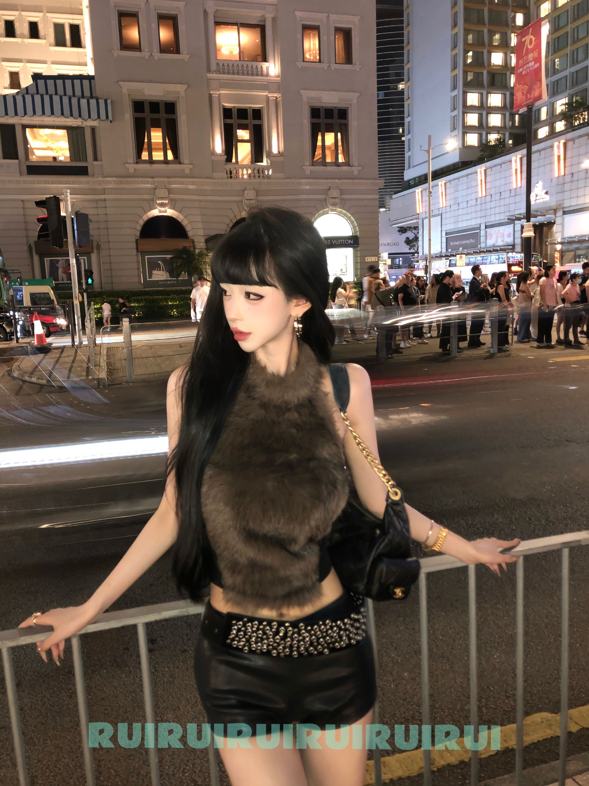 【RUI】狂野女孩 野性美巨显瘦毛毛吊带背心毛绒挂脖上衣女D0256