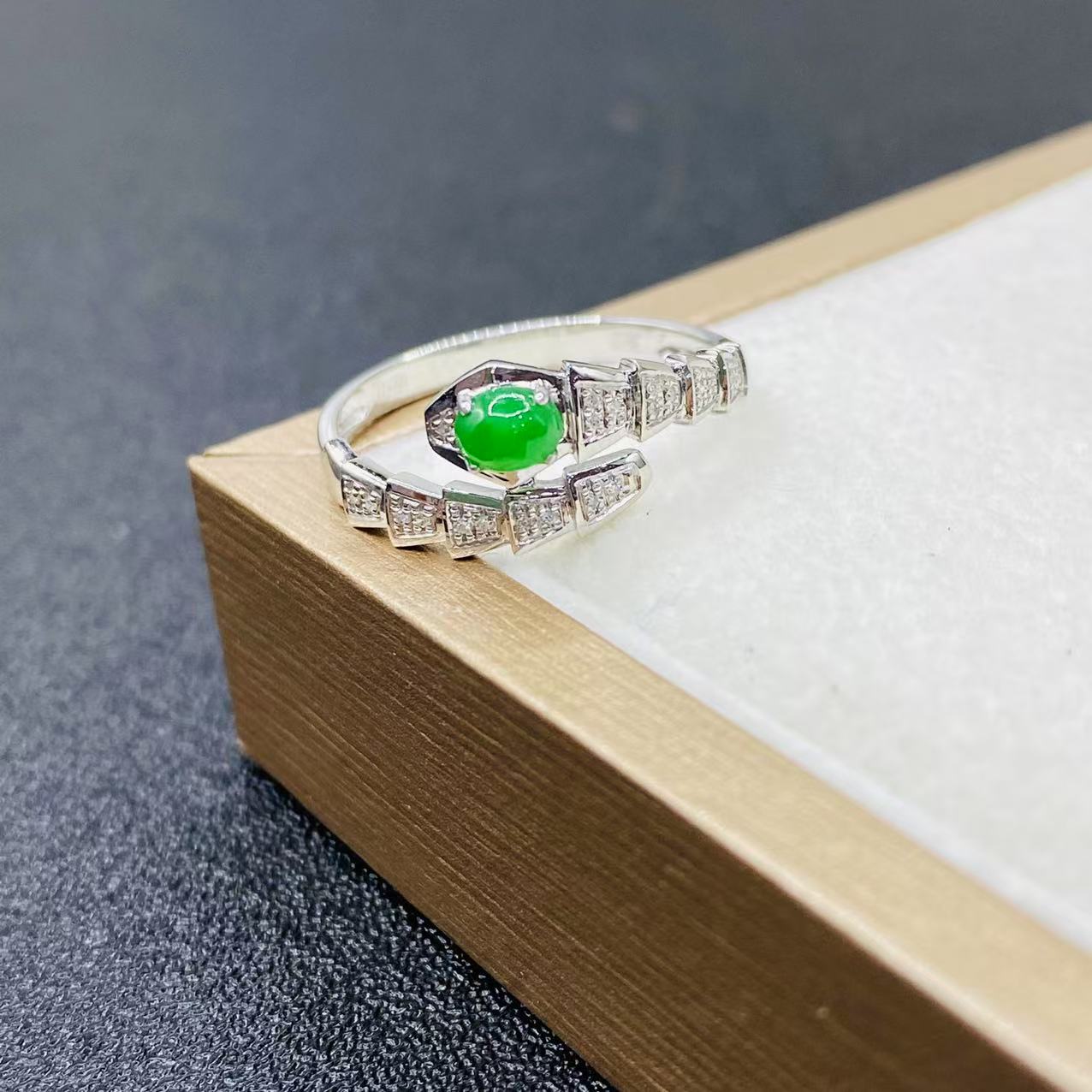 杨教授珠宝18K金镶嵌满色翡翠蛋面戒指蛇年款蛇戒气质时尚 YC（2）