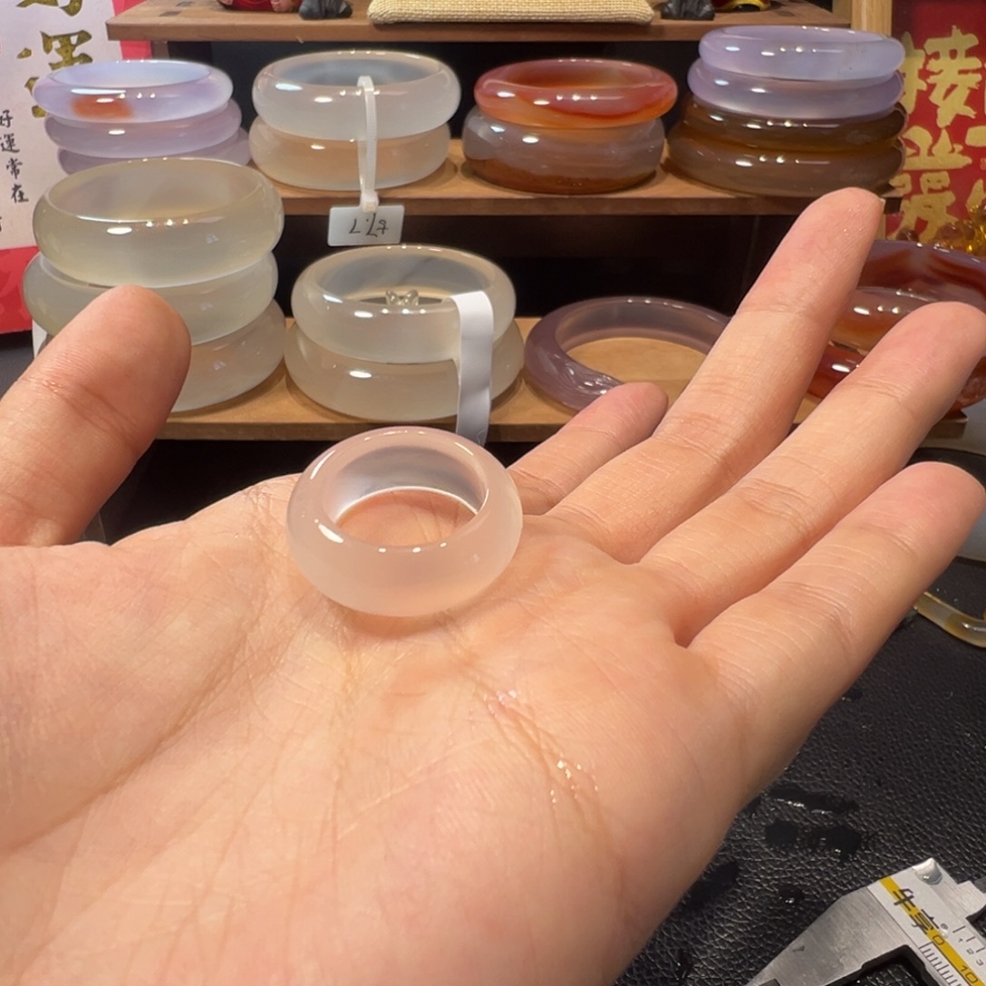 常***白玛瑙/玉髓手镯未镶嵌