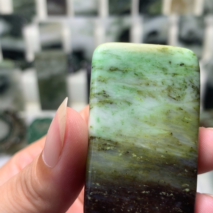 独山玉未镶嵌颈饰