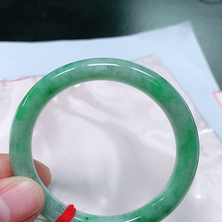 翡翠手镯未镶嵌翡翠手镯未镶嵌