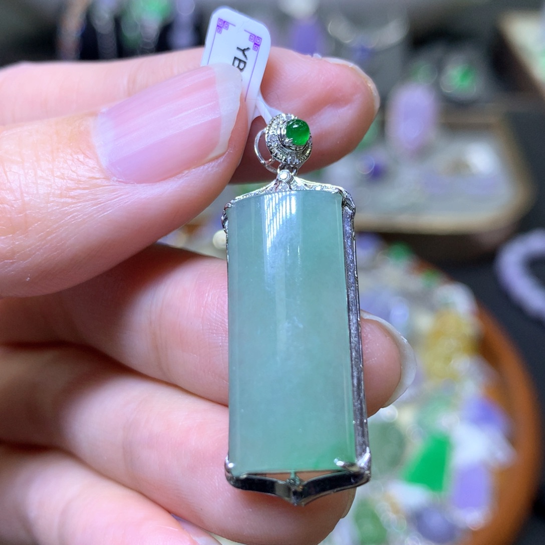 【闪购商品】翡翠颈饰18K金镶嵌翡翠吊坠项链