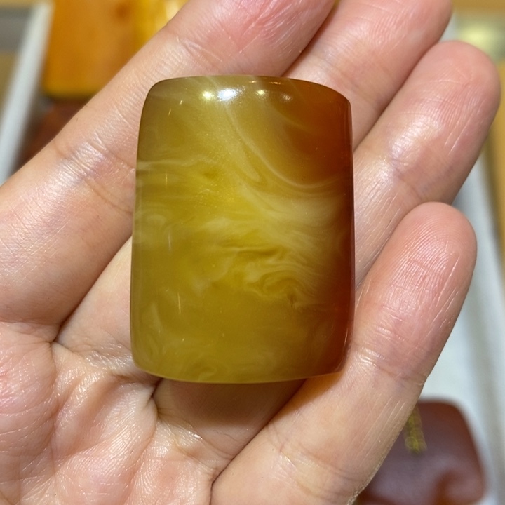 定制琥珀未镶嵌金绞蜜原石牌子