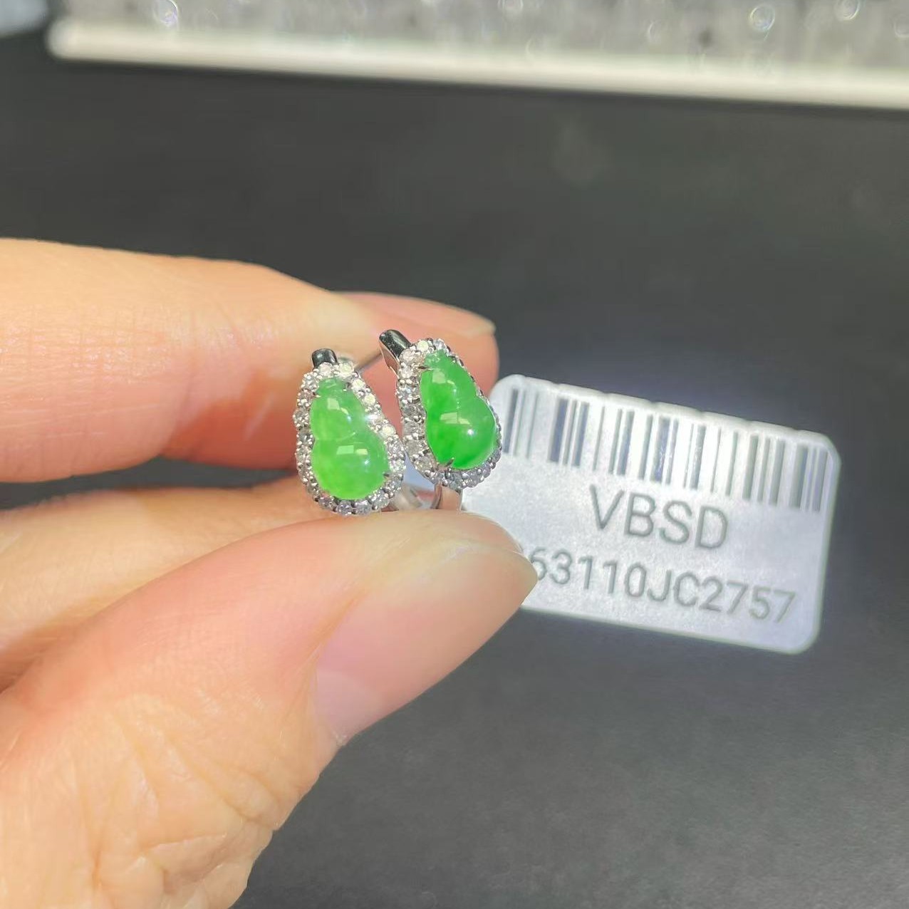 18k金镶嵌缅甸A货翡翠(不含链)
