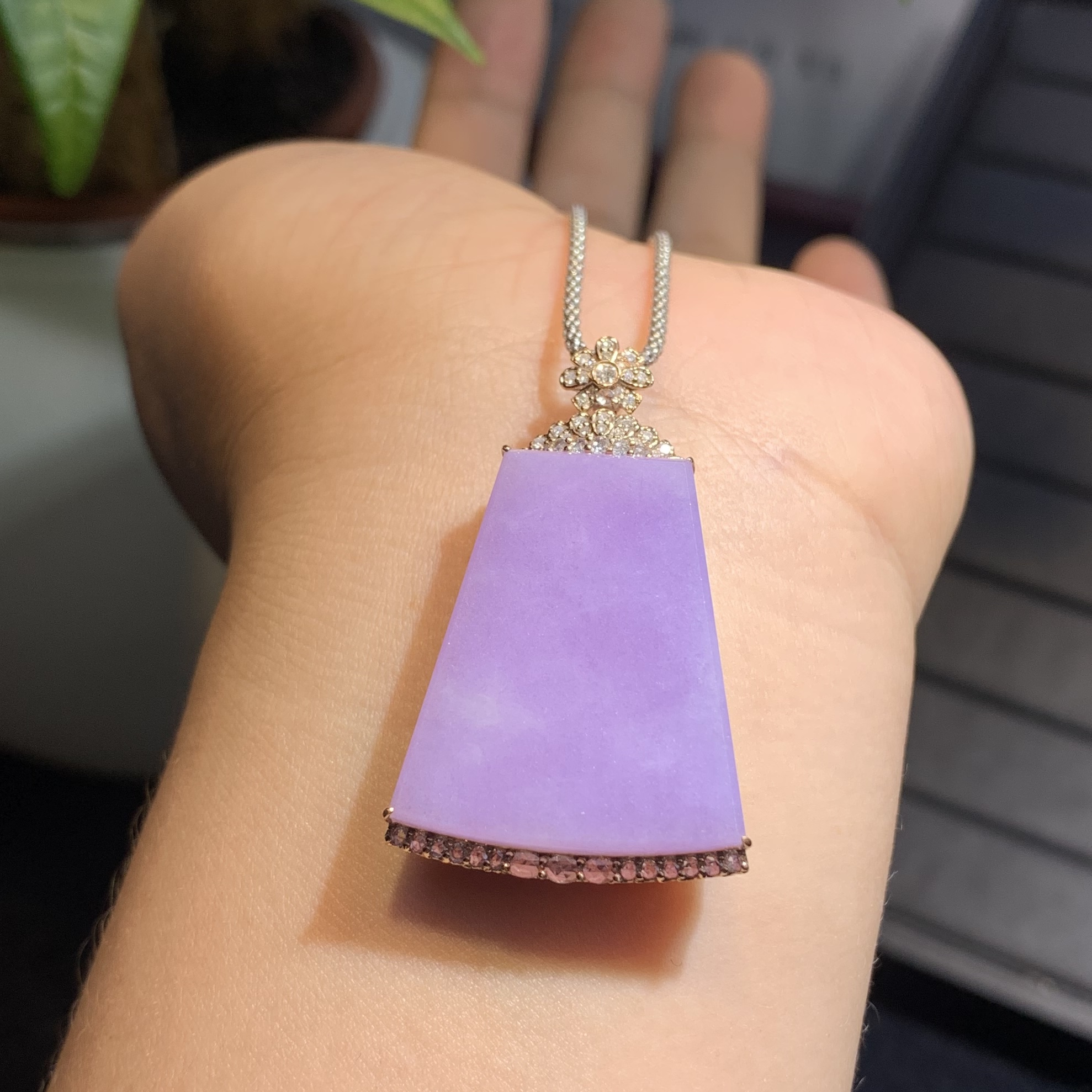 猪宝行18K玫瑰金镶嵌天然缅甸a货翡翠红春紫色无事牌精美时尚吊坠