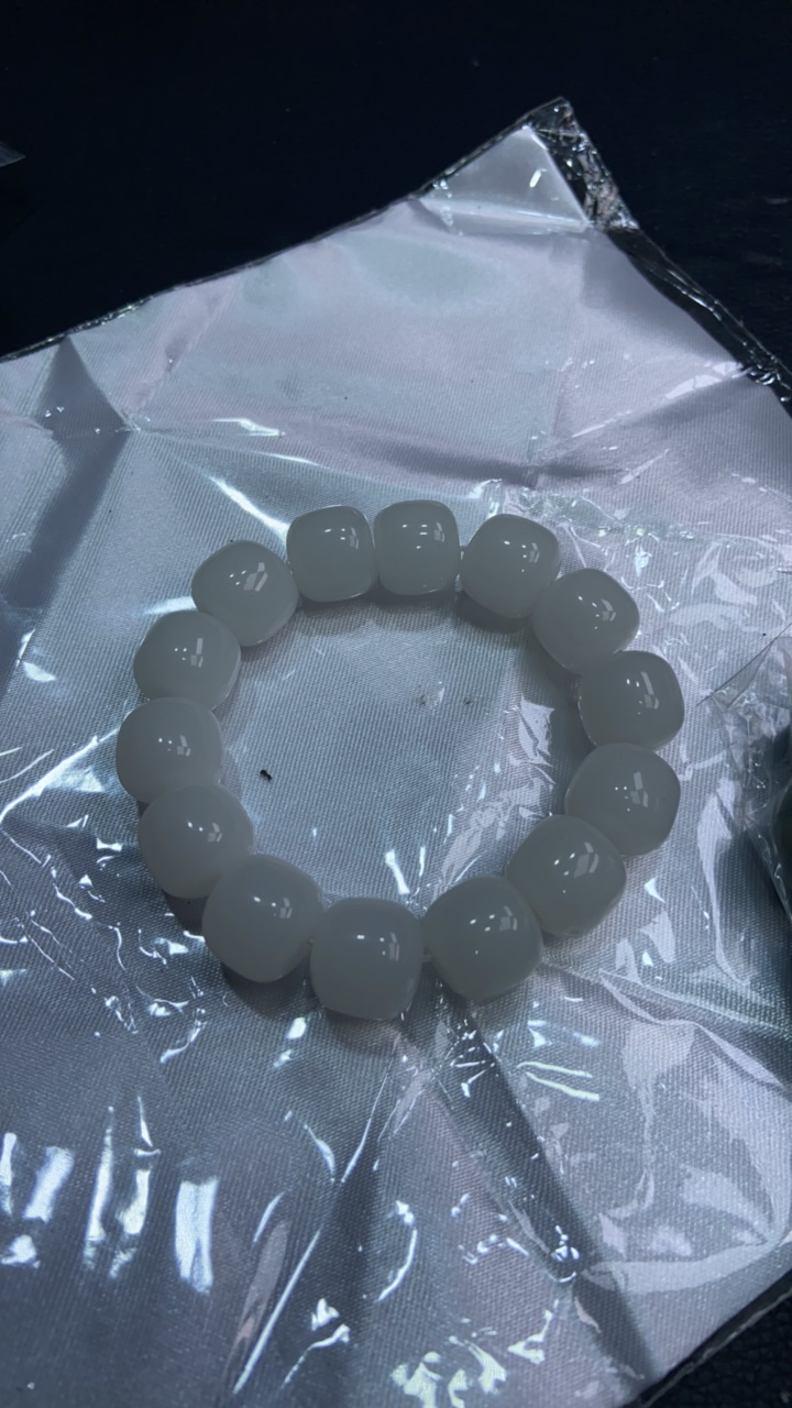 B 365  卡16老型脂白手串