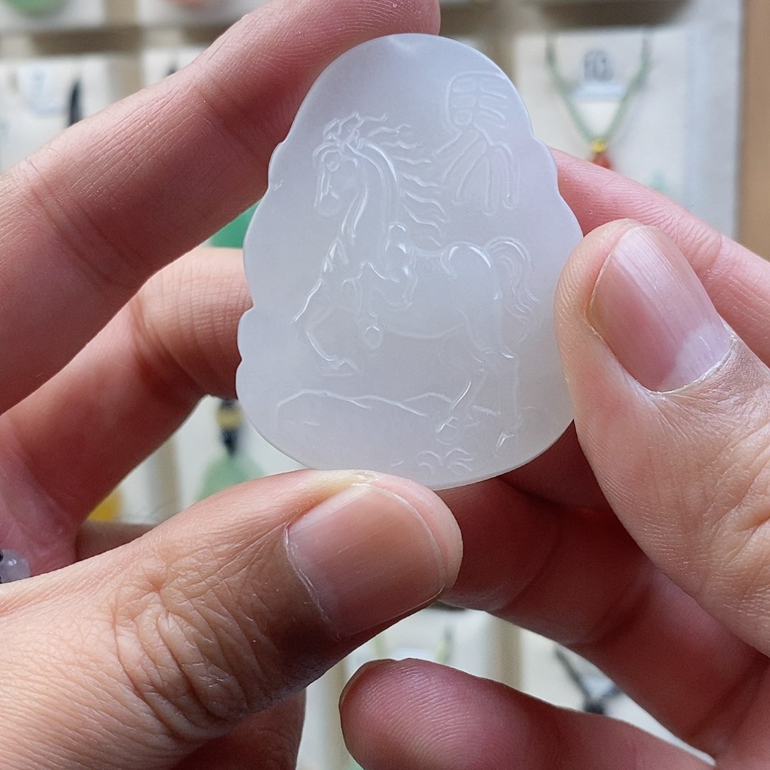 颈饰未镶嵌石英质玉（金丝玉）