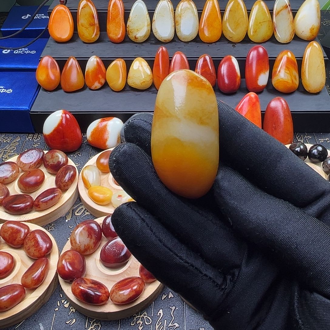 和田玉未镶嵌吊坠(赠链)