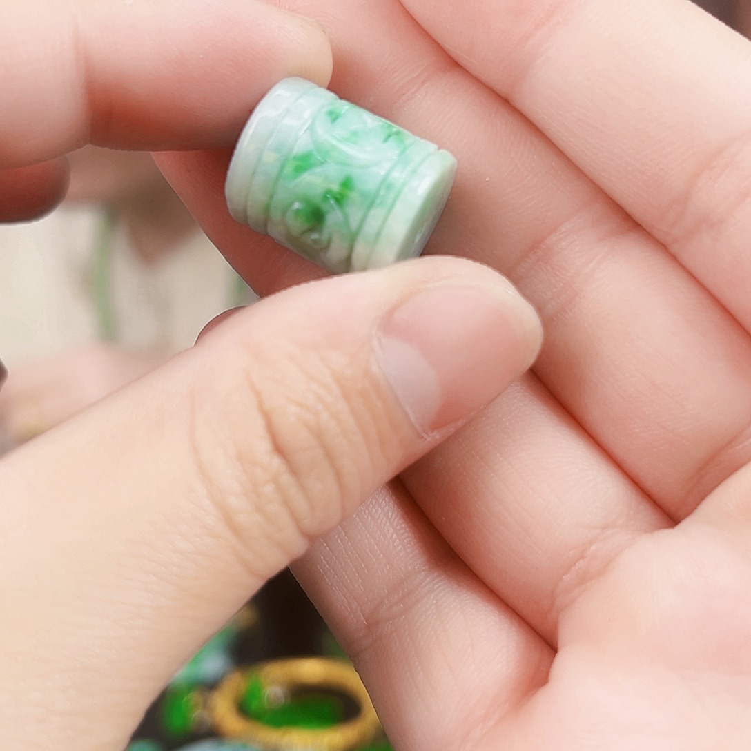 翡翠颈饰未镶嵌吊坠