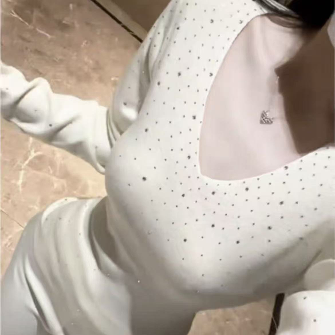 2695新款烫钻V领针织上衣