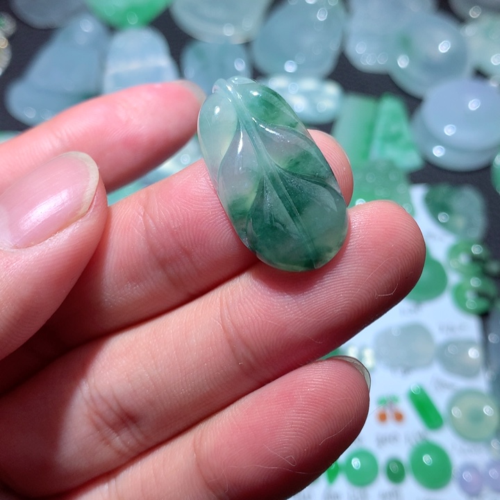 翡翠颈饰未镶嵌叶子