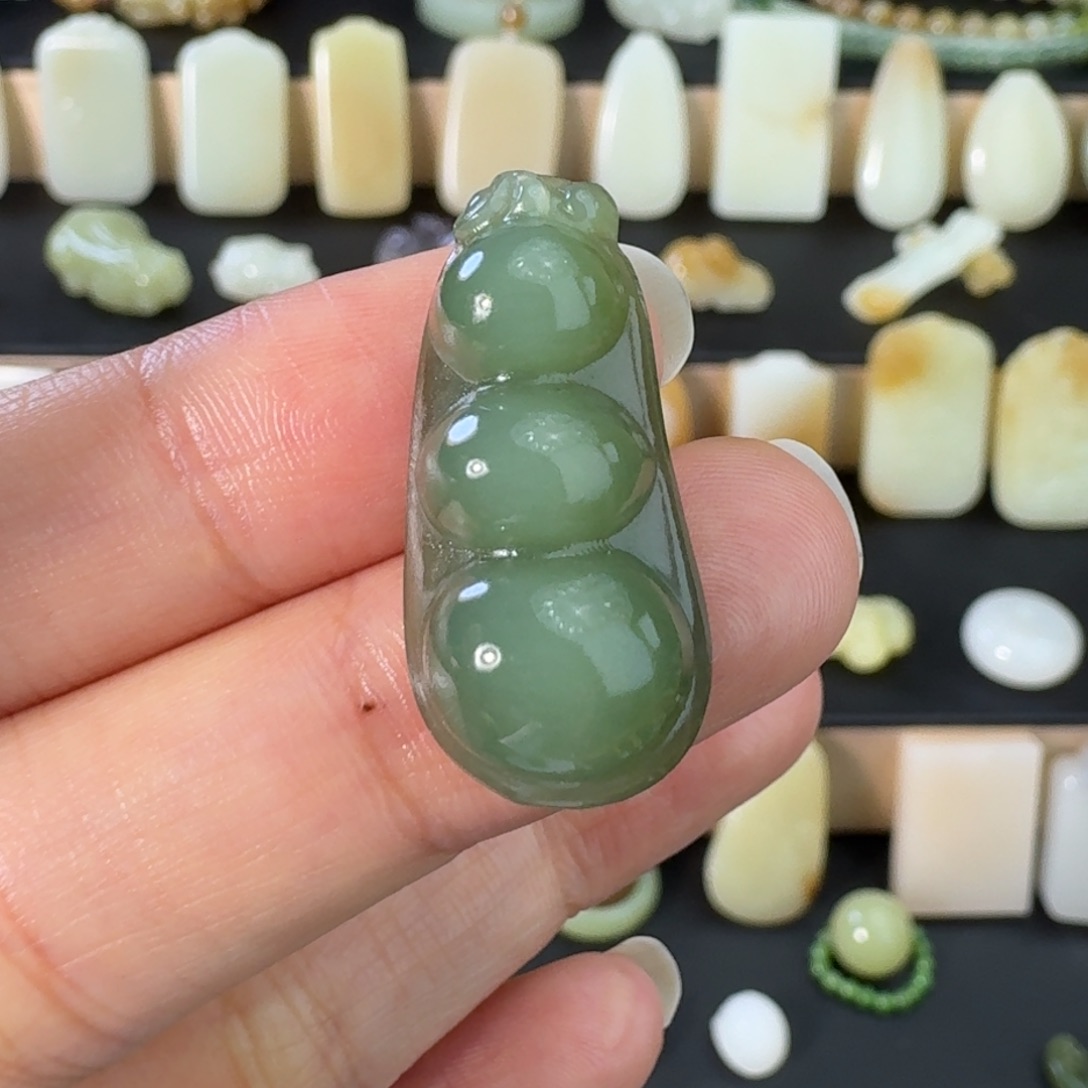 泡****和田玉未镶嵌颈饰