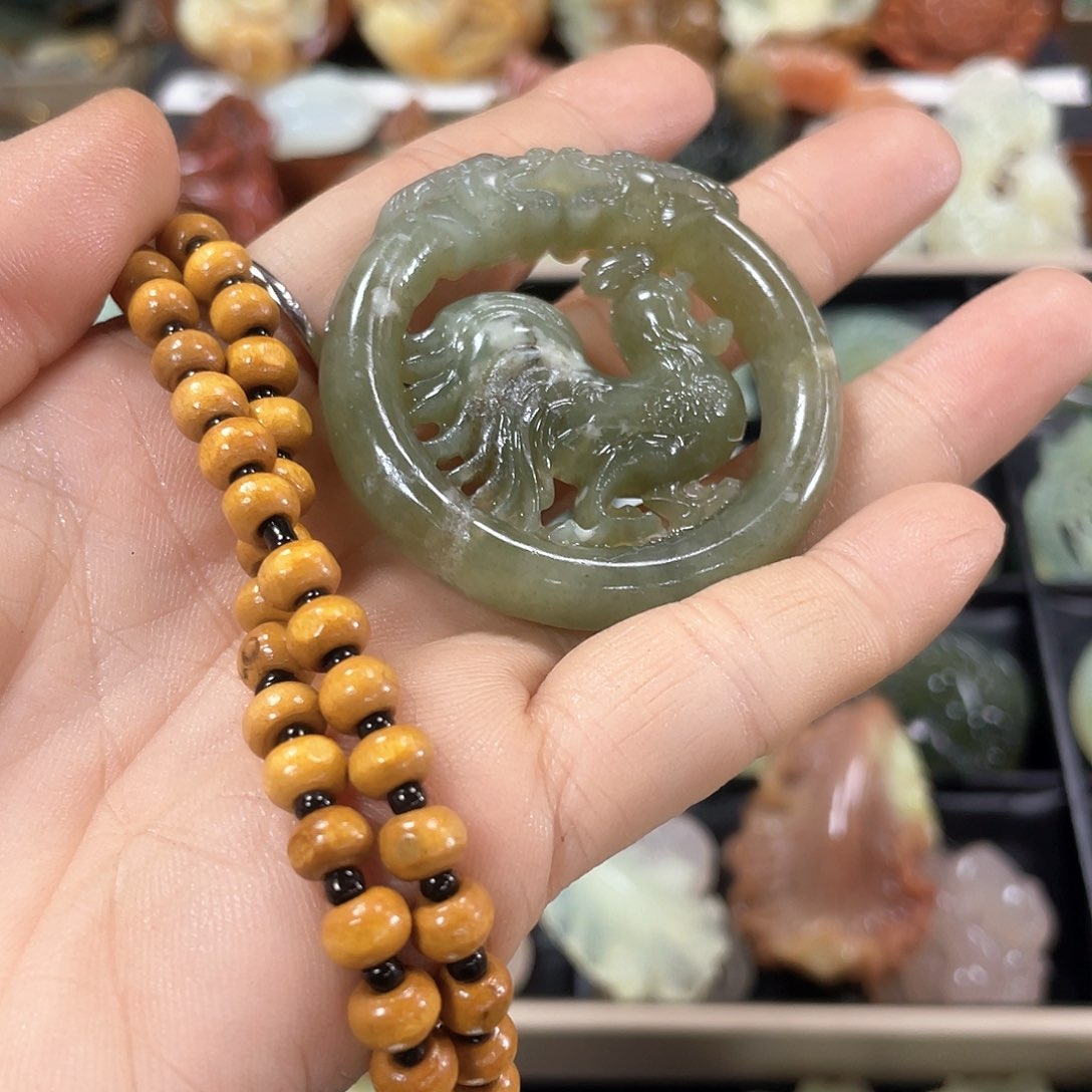 蛇纹石玉颈饰合金