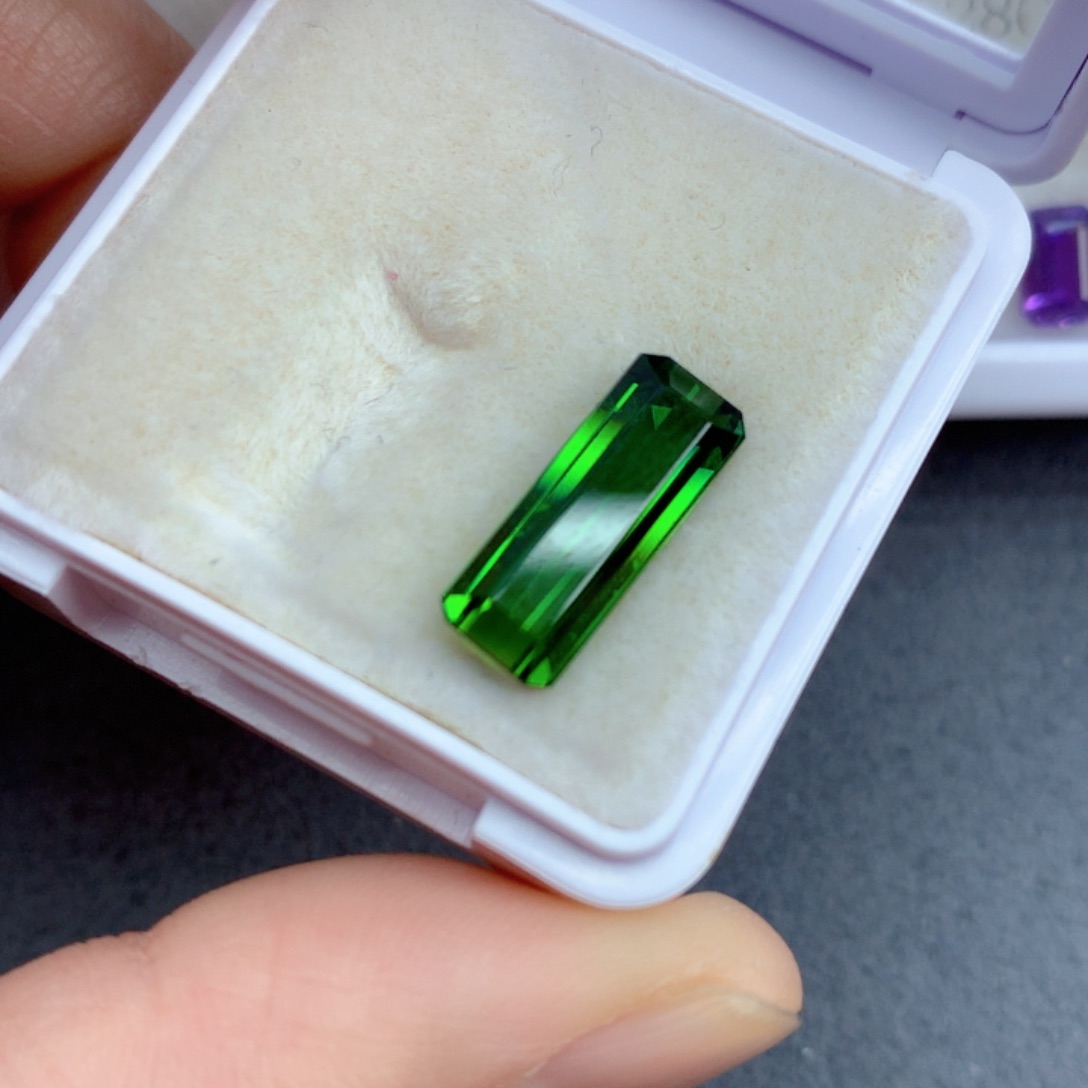 绿色碧玺4.68克拉裸石未镶嵌