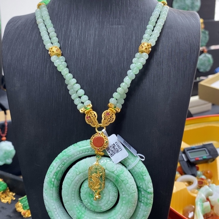 翡翠颈饰未镶嵌吊坠