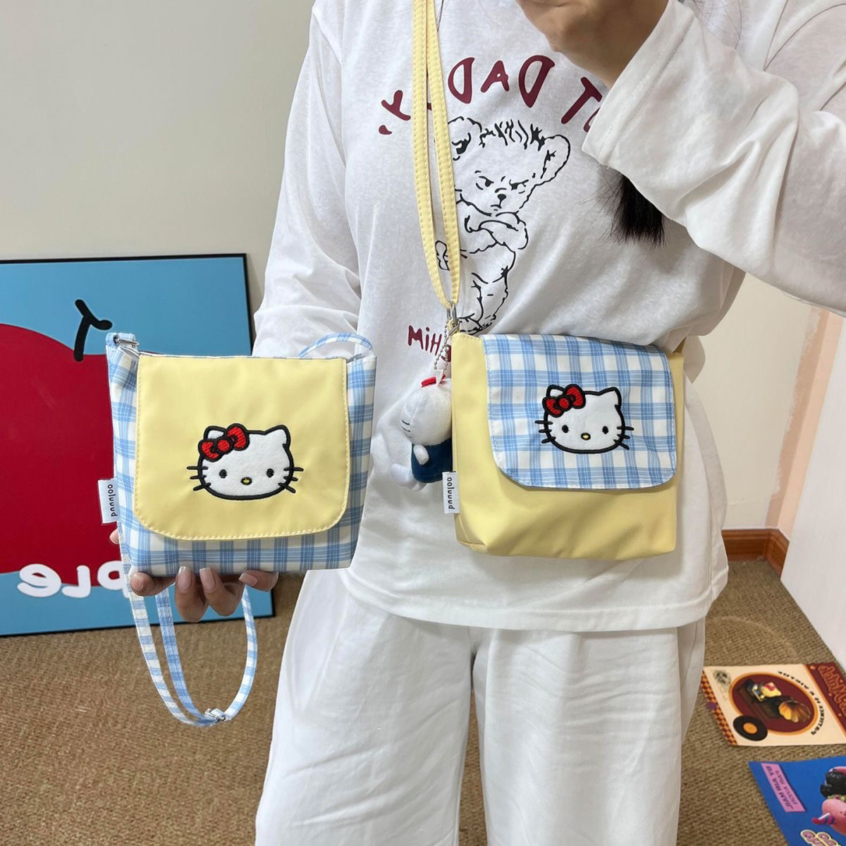 新款原创刺绣kitty斜挎包可爱百搭手机拍立得姨妈巾收纳撞色小包